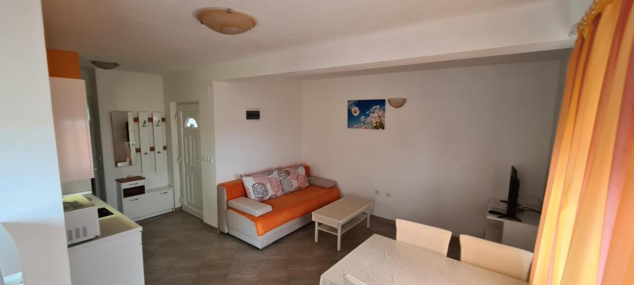 Apartmani Cesar Rtina Bagian luar foto