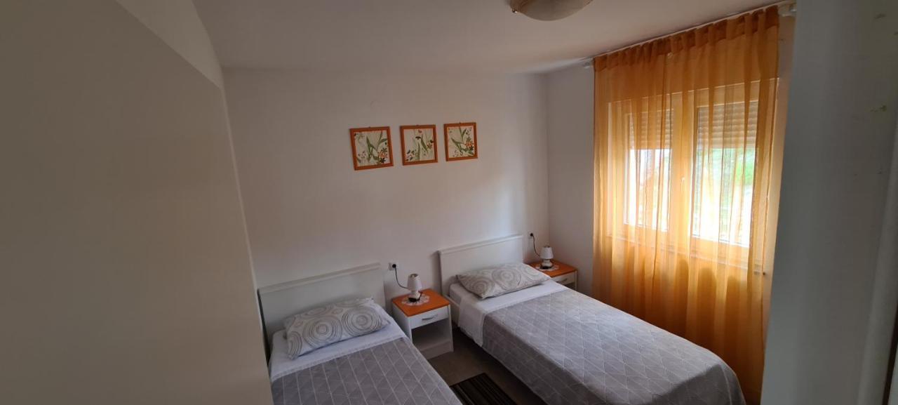 Apartmani Cesar Rtina Bagian luar foto